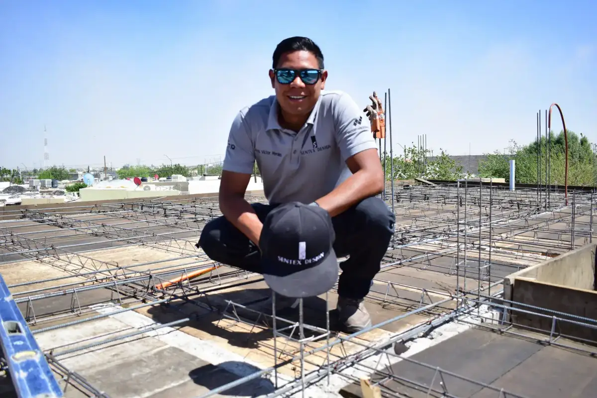 Equipo Sentex trabajando en proyecto solar